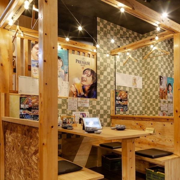 レトロな雰囲気の店内は時間を忘れておくつろぎいただける空間。テーブル席も多数ご用意しており、少人数宴会にも◎宴会や女子会、歓送迎会などの各種宴会にもおススメです♪飲み放題も付いた大変お得なコースもございます。また、小さなお子様も大歓迎ですのでご家族でのお食事やママ友会にも安心してご利用いただけます。