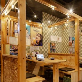 木目を基調とした店内は明るくて開放的。寒い季節にぴったりのおでんは朝引き地鶏のガラや数種類の野菜、北海道の高級昆布をベースとした特製だしに入れて作っており、味に深みがあるのにさっぱりとお召し上がりいただけます