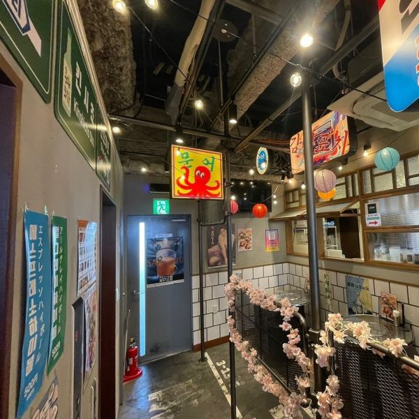 【ホンデポチャ 錦糸町店】駅前徒歩0分♪店内最奥で美しい夜景のを楽しめる席をご用意。自由にご利用いただけます。韓国に来たような気分になれる店内で、デートや友人との食事にもみんなでワイワイ楽しみながら♪オシャレな店内で美味しい料理を食べて素敵な時間をお過ごし頂けます！