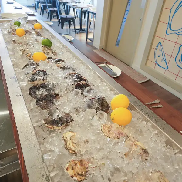 店内に足を踏み入れると、目の前にはキラキラと輝くショーケースが!たっぷりの氷の上に、全国から届いたばかりの新鮮な生牡蠣がズラリと敷き詰められています♪ご注文をいただいてからその場で牡蠣を取り出してご提供するため、ライブ感もたっぷり◎食べる前からワクワクが止まらない、自慢のディスプレイです!
