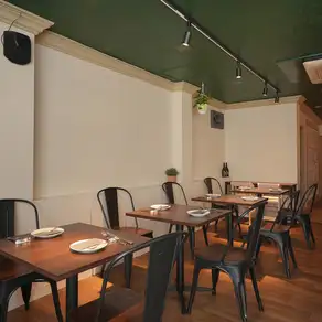 当店には、デートや女子会にぴったりの2名様用テーブル席を5卓ご用意しています！用途に合わせてレイアウト変更も可能なので、様々なシーンでご利用いただけます。絶品の生牡蠣と厳選ワインを味わいながら、大切な人と素敵な時間をお過ごしください♪