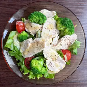鶏胸肉とブロッコリーのサラダ