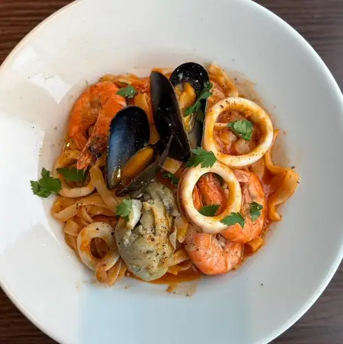 魚介のトマトソースパスタ