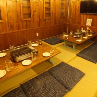 [Zashiki]也可以安排一小组榻榻米宴会。通过连接桌子，它可以供10至15人使用。