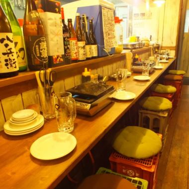 [柜台]整个商店都可以举办20至30人的小宴会♪因为使用了樱岛的熔岩盘，所以可以烤得丰满！