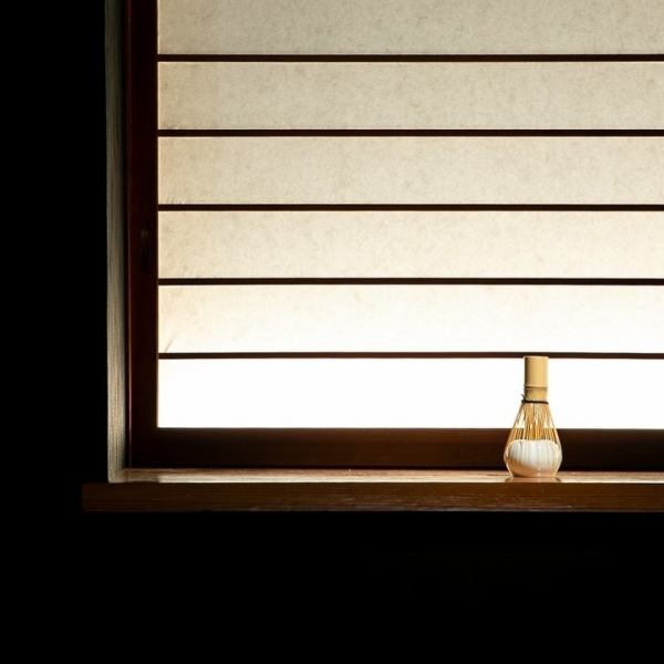 洗練された雰囲気の中で特別な食体験を提供します。シックな照明とスタイリッシュなデザインが特徴で、落ち着いた空間の中でお料理を楽しめます。目の前で繰り広げられるシェフの技を間近で感じながら、こだわりの食材を使用した料理を味わう贅沢な時間をお過ごしください。