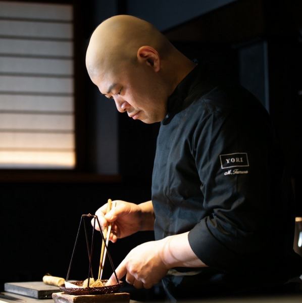 【多彩なシェフが紡ぐ、革新の味覚旅】和風、洋風、フレンチ、中華の専門シェフたちが集結し、独自のイノベーティブなコース料理を創り出します。多様な文化と技法が融合した新しい味覚体験を、ぜひお楽しみください。