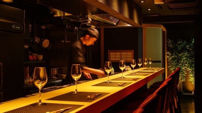 「黒毛和牛」や「イセエビ」など上質な食材に舌鼓。隠れ家風の鉄板焼料理店
