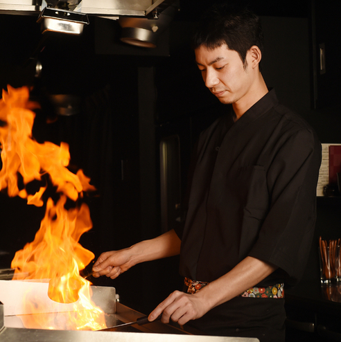 <p>目の前で繰り広げられるライブ感あふれる料理の数々。厳選素材に舌鼓を打ちながら、大切な方のお誕生日やご家族・ご親族での集まり、会社でのお祝い事など、さまざまなシーンを彩ります。鉄板焼きならではの非日常体験が、より一層思い出深いひとときに。お客様の大切なお集まりに華を添えます。</p>