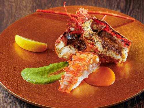 ■一尾まるごと使用した、イセエビの贅沢鉄板焼き
