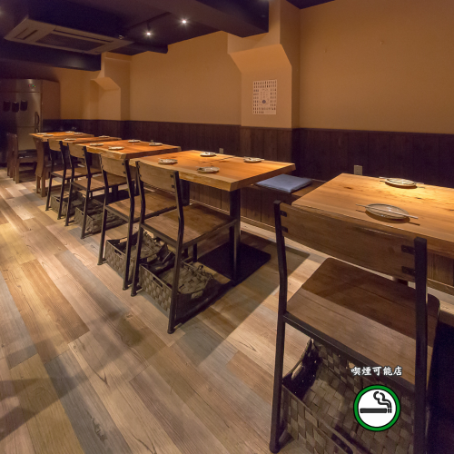 <p>2名様から最大16名様までご利用いただけるテーブル席ございます。少人数での飲み会・会社の大人数宴会・女子会・学生宴会など様々なシーンでご利用いただけます。コースも4500円(税込)～でご用意！飲み放題付きなので幹事様必見！！喫煙可能なお席も設けております。</p>