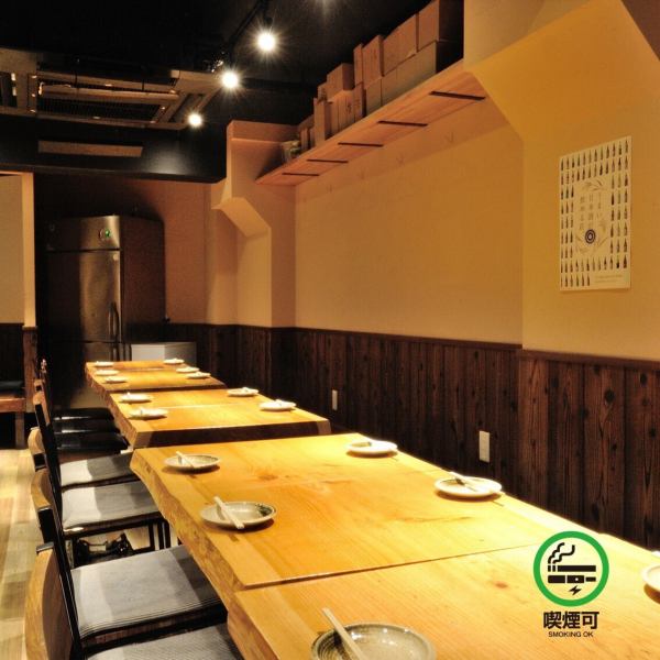 2名様から最大18名様までご利用いただけるテーブル席ございます。少人数での飲み会・会社の大人数宴会・女子会・学生宴会など様々なシーンでご利用いただけます。コースも4000円(税込)～でご用意！飲み放題付きなので幹事様必見！！喫煙可能なお席も設けております。