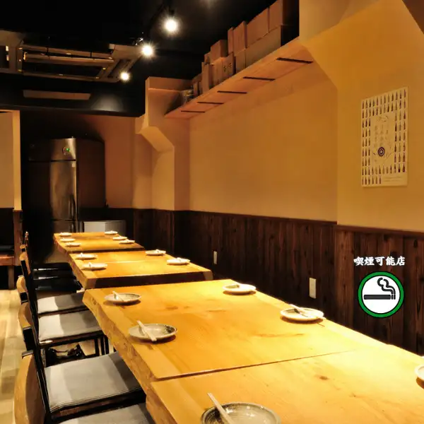 2名様から最大18名様までご利用いただけるテーブル席ございます。少人数での飲み会・会社の大人数宴会・女子会・学生宴会など様々なシーンでご利用いただけます。コースも4000円(税込)～でご用意！飲み放題付きなので幹事様必見！！喫煙可能なお席も設けております。