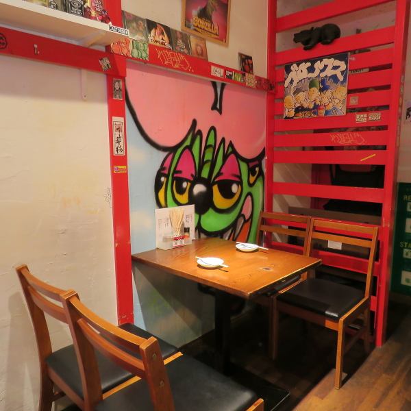 【中人数】白壁に施された赤の差し色が鮮烈な店内は、神社のような小料理屋風の雰囲気☆5～6名の中小規模の宴会もご案内可能！同窓会・打ち上げ・歓送迎会などでぜひご利用ください！また、平坦な作りとなっておりますので、お子様連れのママ会などでもおすすめです！