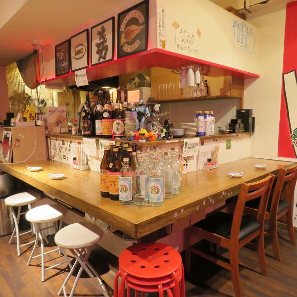 【少人数】個性的でスタイリッシュな当店は、お一人様も大歓迎！カウンター席は、お仕事帰りの至福の一杯にぴったり◎またデートやご友人とのお食事に最適なテーブル席もご用意しております。広めのお手洗いもちょっとしたチャームポイント♪貸切利用も承りますので、イベントや各種ご宴会も当店におまかせください！