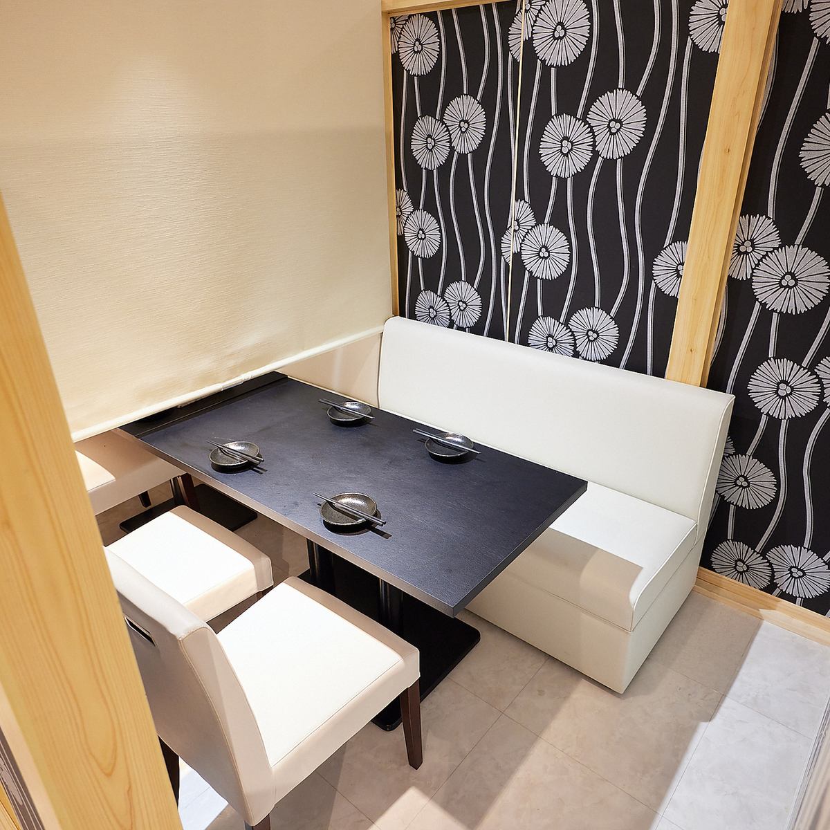 All rooms are equipped with private rooms! 2 seats ~ table seats, sofa seats, couple seats, etc.