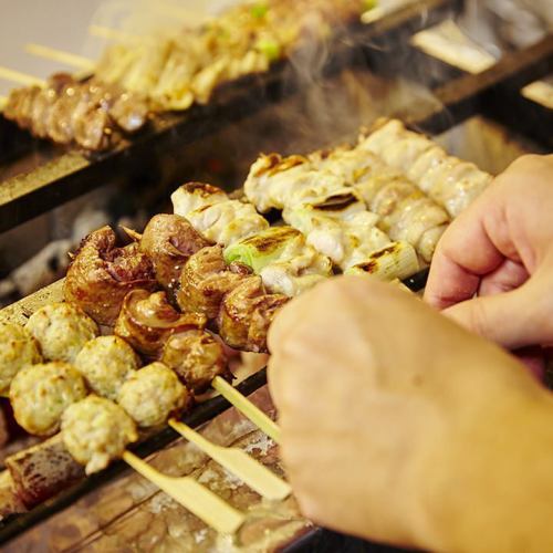 用木炭将多汁的烤鸡肉串一根一根精心烤制