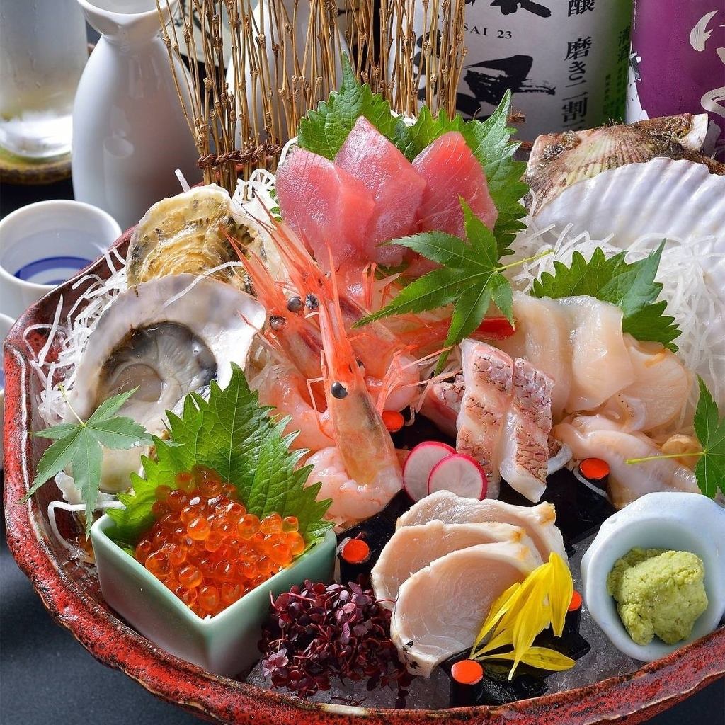 独自のルートから厳選選定した海の幸を料理長の目利きで仕入れ！