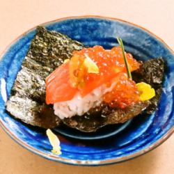 鮭魚、海膽和鮭魚籽手捲