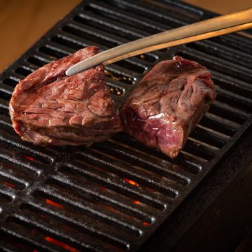 【喫煙可】生食用食肉取り扱い許可店！鮮度抜群の牛舌や熟成肉、牛刺しを堪能できます