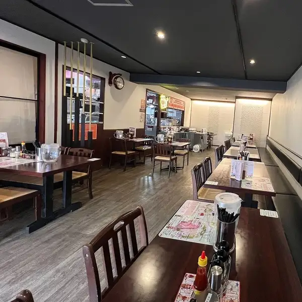 テーブル席はゆったりとした作りになっており、ご家族や友人との食事に最適です◎4名掛けと2名掛けのテーブルがあるので、人数に合わせて利用できます。窓から光が差し込む開放的な空間で、絶品のベトナム料理と会話をお楽しみくださいませ！