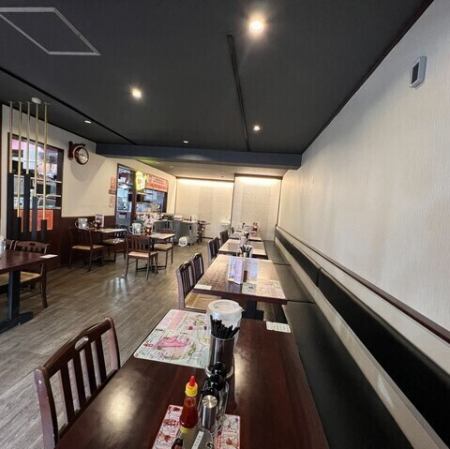 ご家族やご友人とのお食事に最適なテーブル席です。4名掛けと2名掛けのテーブルがあり、人数に合わせてご利用いただけます。ぜひお気軽にご利用ください♪