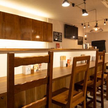 当店では、カウンター席を５つご用意しております！おひとり様のお食事や、ご友人同士・カップルでのお食事にいかがですか？お洒落な落ち着いた雰囲気の中で、ゆったりとお過ごしいただけます♪観光の間に、束の間の休憩を是非当店で♪
