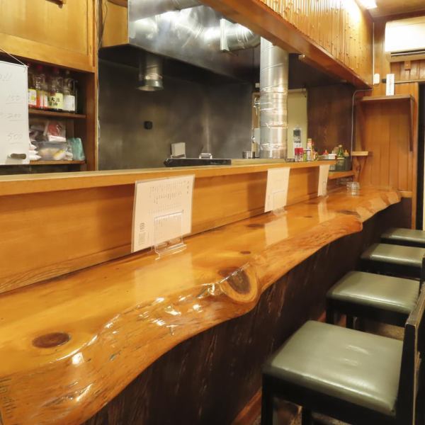 木の温もりが心地よい、立派な一枚板のカウンター席は当店の特等席!目の前で職人が丁寧に焼き上げるライブ感を楽しめるのが最大の魅力です。お一人様のサク飲みはもちろん、横並びで語り合いたいデートにもおすすめ。香ばしい炭火の匂いをお供に、こだわりの串焼きと美味しいお酒を心ゆくまでご堪能ください。