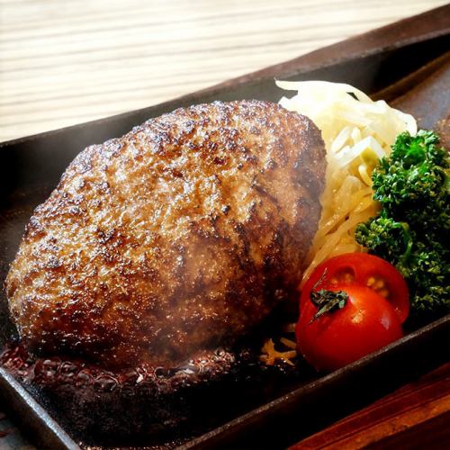 黑髮牛100％鐵板漢堡！多汁肉汁是最好的。