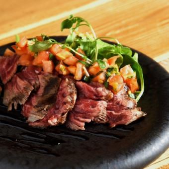 Beef skirt steak tagliata with checca sauce [100g]