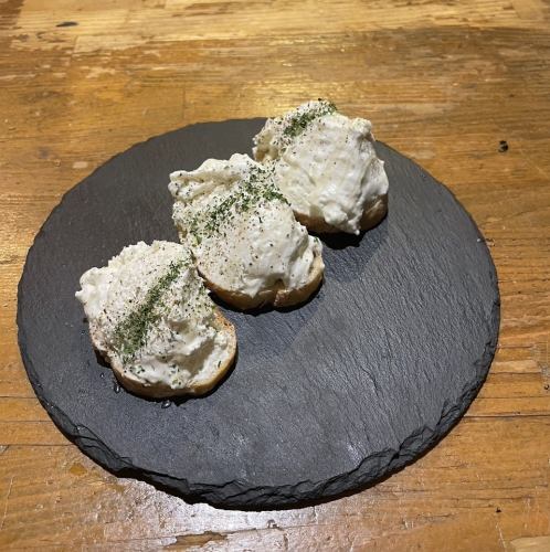 ゴルゴンゾーラチーズのハニーブルスケッタ