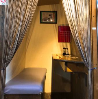 Couple and couple are happy to have 2 seats for themselves! Enjoy the senses stimulating the senses created by shopkeepers and delicious alcoholic beverages in private space!