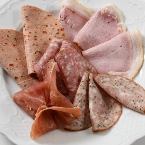 Assortment of 5 carefully selected meats ~ Prosciutto ham from Tahara pork raised in Aichi Prefecture, aromatic sausages, etc. ~