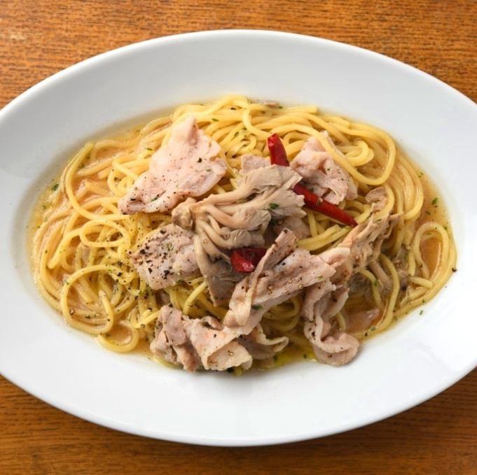 渥美半島、田原ポークとたもぎ茸の燻製醤油ペペロンチーノ 生スパゲティ