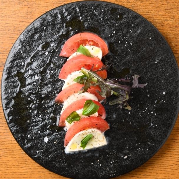 トマトとモッツァレラチーズのカプレーゼ