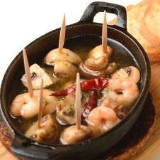 海老とマッシュルームのアヒージョ