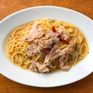 渥美半島、田原ポークとたもぎ茸の燻製醤油ペペロンチーノ　生スパゲティ