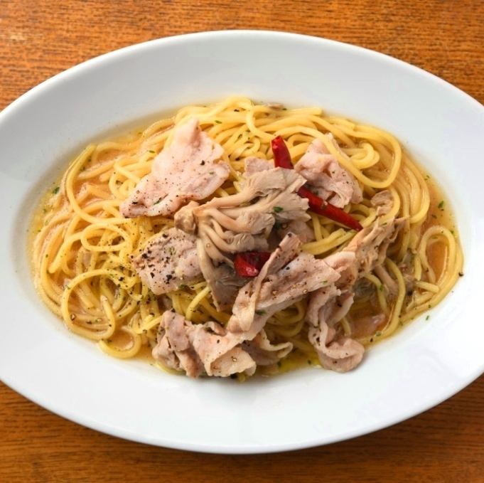 아츠미 반도, 타하라 돼지고기와 참나무 버섯의 훈제 간장 페페론치노 생 스파게티