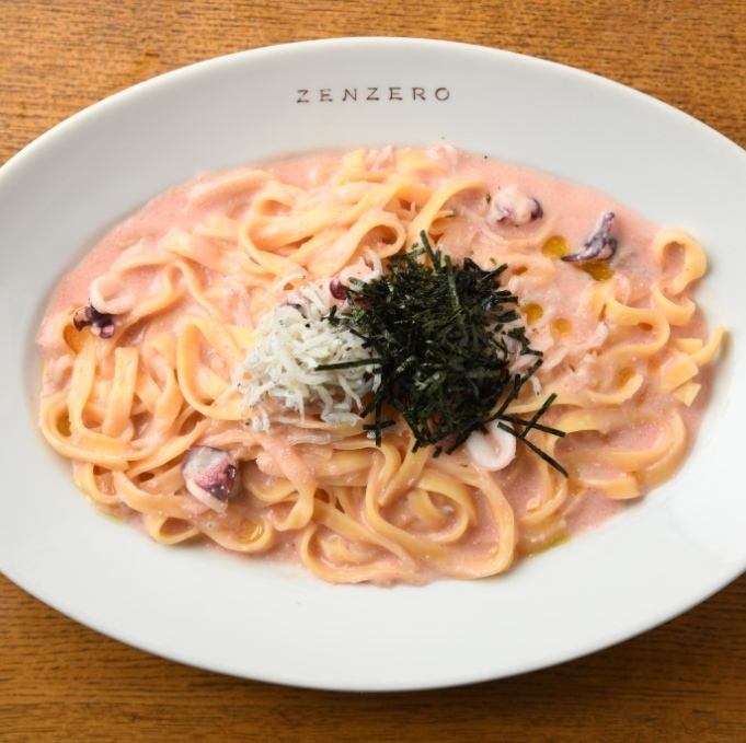 히마가시마 치리 멘과 야리이카의 명란 크림 소스 생 페트 치네