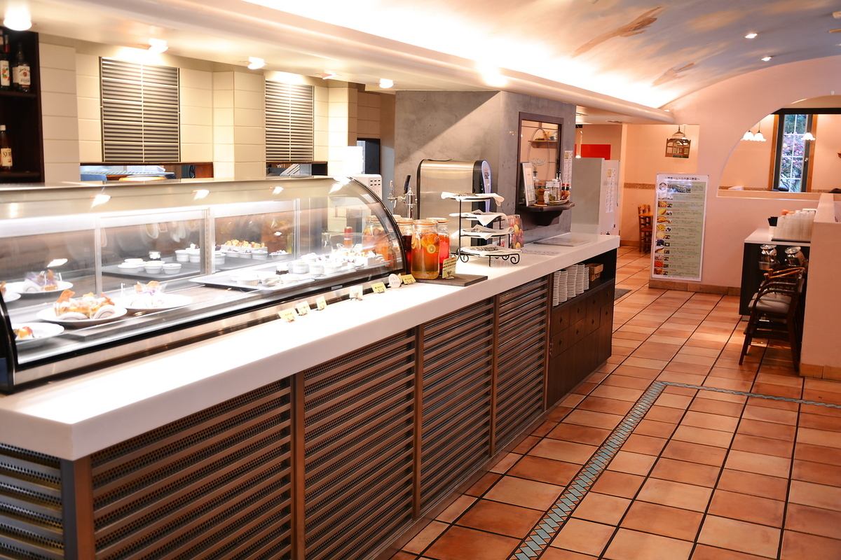 エントランスには大きなケーキショーケース