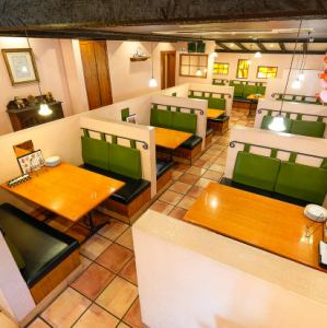 There are eight tables in the box seats, popular with women, at the back of the store on the first floor.It can seat 2 to 6 people.If you place a 4-seater seat and a 6-seater seat side by side, you can have 10 seats.