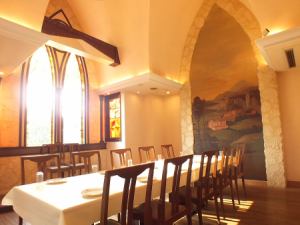 2nd floor, private room (chapel).Seating for 18 people.You can see a bit of the MTG Nagoya Shiki Theatre from the window.A plan and reservation are required to use this service.