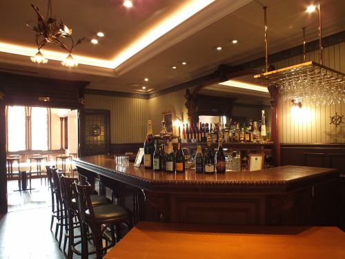 二樓佈置得像教堂一樣，周圍擺放著古董家具。