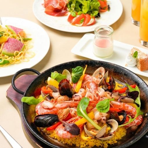 【特別劇場參觀套餐】包含新鮮意麵和西班牙海鮮飯的休閒套餐。預計用餐時間:45-60分鐘。