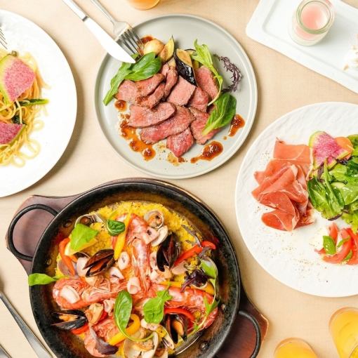 【特別劇場觀影套餐】包含愛知縣烤知多牛肉和西班牙海鮮飯。預計用餐時間:60-90分鐘。