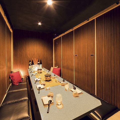 【掘りごたつ個室】ゆったりとくつろげる掘りごたつ個室をご用意しています。人数に合わせた完全個室で、プライベート感を大切にした宴会や二次会に最適です。人気の牛タン料理をはじめ、多彩なメニューを取り揃え、飲み放題プランもご用意。友人や同僚と一緒に、心地よい空間で楽しいひとときをお過ごしください。