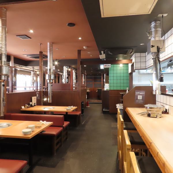 店内にはゆったりとお寛ぎいただけるテーブル席を完備しております。会社宴会や歓送迎会などの大人数でのお集まりはもちろん、ご家族やご友人との食事、会食や接待にも最適◎幅広いシーンでご利用いただける使い勝手の良さが自慢です。心地よい空間で、美味しい焼肉を囲みながら、素敵な時間をお過ごしください。