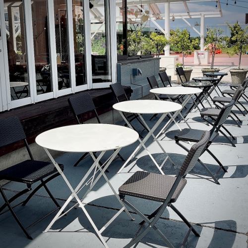There are 20 seats on the open rooftop terrace.It is a space with good ventilation on the rooftop, where you can feel an even more open feeling.