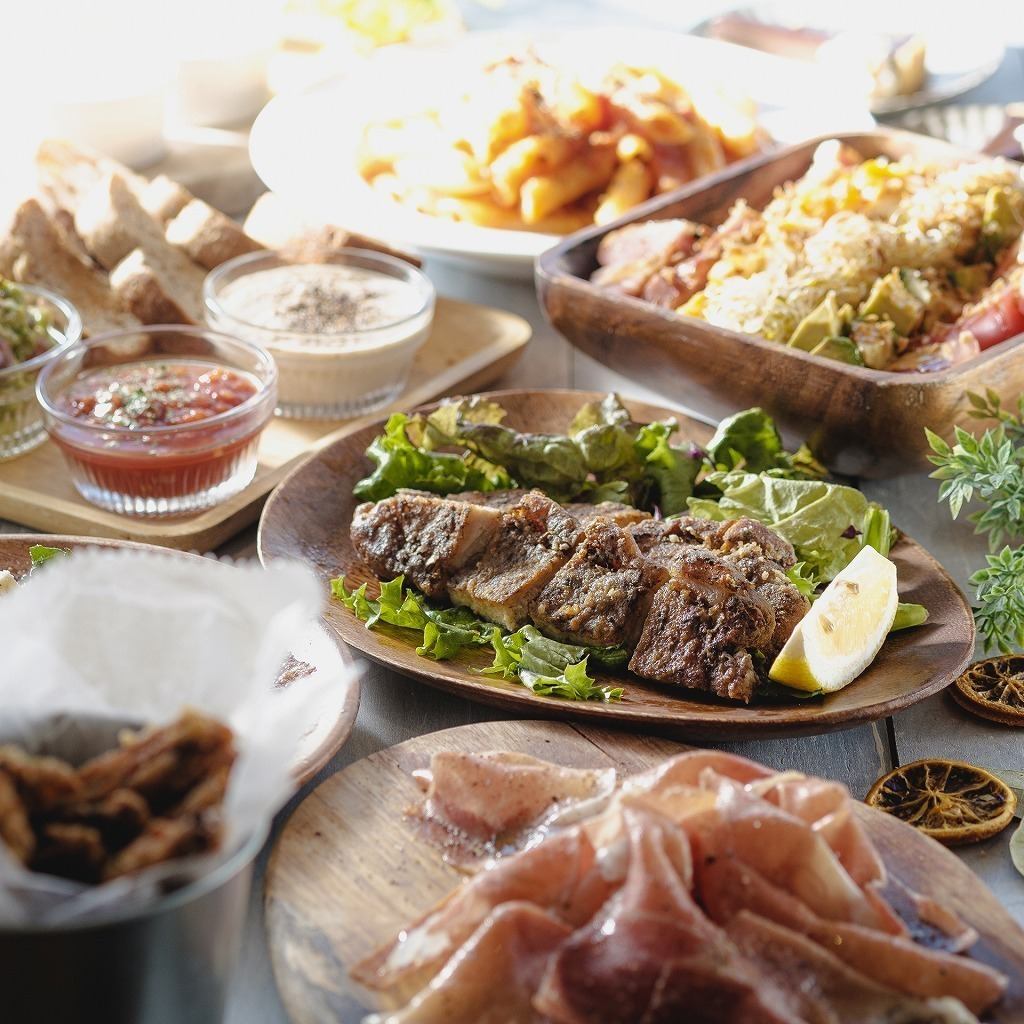 有一個套餐包含 10 種人氣小吃和 2 小時無限暢飲！