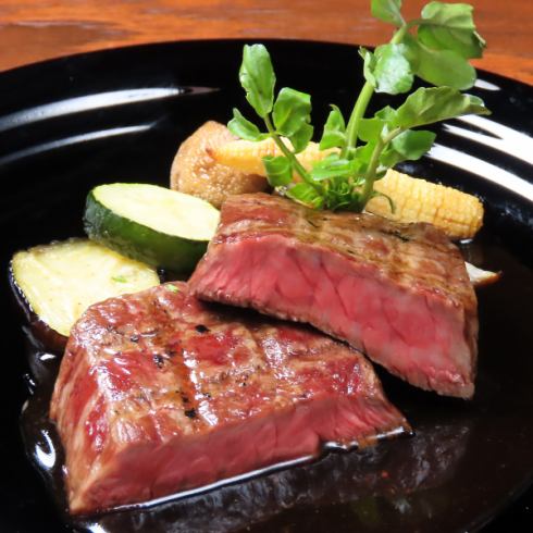 Grilled steak made with Kurohino beef is the signature dish.